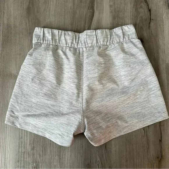 Lululemon On The FLy Short 2.5" inseam ice gray - Picture 4 of 6